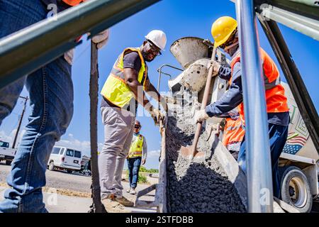 Guantánamo Bay, Cuba. 8 febbraio 2025. Gli appaltatori del Dipartimento della difesa degli Stati Uniti versano del cemento per mettere in sicurezza le postazioni di recinzione durante la costruzione di un centro operativo illegale di detenzione di alieni presso la stazione navale di Guantanamo Bay, 8 febbraio 2025, a Guantanamo Bay, Cuba. Homeland Security ha ordinato l'espansione per trattenere i migranti deportati fino a quando un altro paese non li riceverà. Credito: SSgt. ShaTyra Cox/U. S Army Photo/Alamy Live News Foto Stock