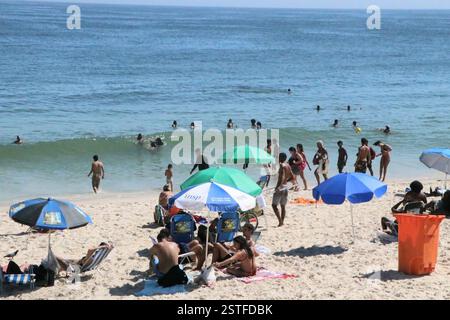 18 febbraio 2025, Rio De Janeiro, Rio De Janeiro, Brasile: Rio de janeiro (rj), 02/18/2025-climatempo/verao/calor/rj- la città di rio de janeiro ha battuto un record di caldo questo martedì 18 febbraio, la città ha registrato 44Ã‚Â c e attivato il livello 4 del protocollo di calore in città per la prima volta, dal 2023 la temperatura ha raggiunto 42 gradi e una sensazione di 60Ã‚Â c, nelle immagini viste dai bagnanti nella zona sud di rio de janeiro. (Foto: JosÃƒ © Lucena/Thenews2/Zumapress) (immagine di credito: © Jose Lucena/TheNEWS2 via ZUMA Press Wire) SOLO PER USO EDITORIALE! Non per Commercial Foto Stock