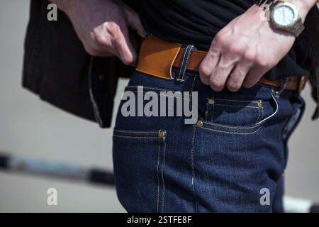 Un uomo vestito di jeans, un primo piano Foto Stock