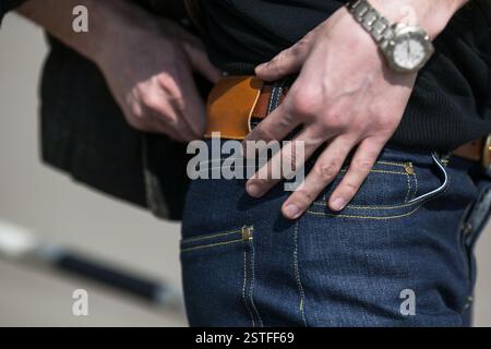 Un uomo vestito di jeans, un primo piano Foto Stock