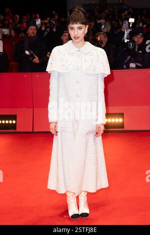 Berlino, Germania. 18 febbraio 2025. Margaret Qualley partecipa alla Thing with Feathers Premiere durante il 75° Berlin International Film Festival (Berlinale) a Berlino, Germania, il 18 febbraio 2025. Foto di Aurore Marechal/ABACAPRESS. COM credito: Abaca Press/Alamy Live News Foto Stock
