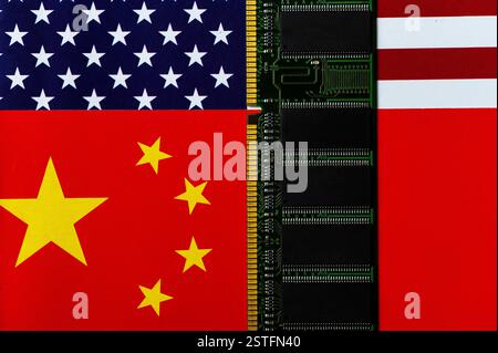 Micro Chip USA, China Flags Together background, astratto US China Politics Economy Relationship Concept 20 Foto Stock