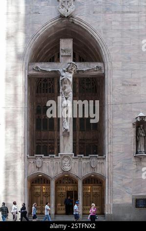 Chicago, Illinois, USA; St. Peter's Church in the Loop; Un enorme crocifisso chiamato: Christ of the Loop; facciata della chiesa vista da Madison Street Foto Stock