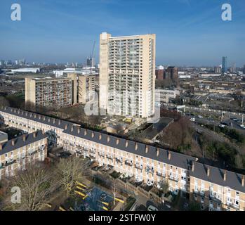 Balfron Tower è un edificio residenziale di 26 piani a Poplar, Tower Hamlets, Londra. Brutalista, Brownfield Estate Foto Stock
