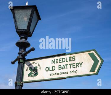 Isola di Wight, Regno Unito - 2 maggio 2023: Primo piano di un cartello che indica i visitatori in direzione della Needles Old Battery sull'Isola di Wight, Regno Unito. Foto Stock