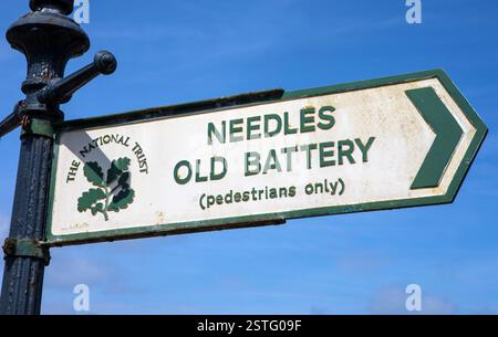 Isola di Wight, Regno Unito - 2 maggio 2023: Primo piano di un cartello che indica i visitatori in direzione della Needles Old Battery sull'Isola di Wight, Regno Unito. Foto Stock