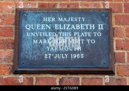 Isola di Wight, Regno Unito - 2 maggio 2023: Targa all'esterno del municipio di Yarmouth, in commemorazione della visita della regina Elisabetta II nel 1965, nella città di Foto Stock
