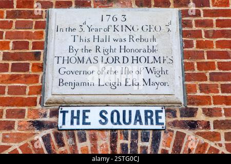 Isola di Wight, Regno Unito - 2 maggio 2023: Una targa sull'esterno del municipio di Yarmouth, nella città di Yarmouth sull'isola di Wight, Regno Unito. Foto Stock