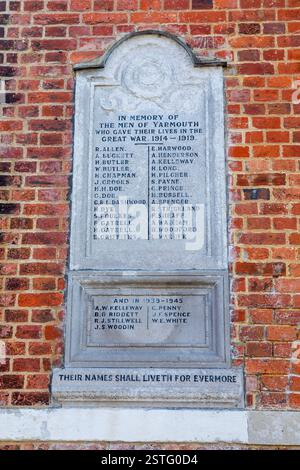 Isola di Wight, Regno Unito - 2 maggio 2023: War Memorial presso il municipio di Yarmouth, in commemorazione degli uomini della città che hanno dato la vita in entrambe le guerre mondiali, in Y Foto Stock