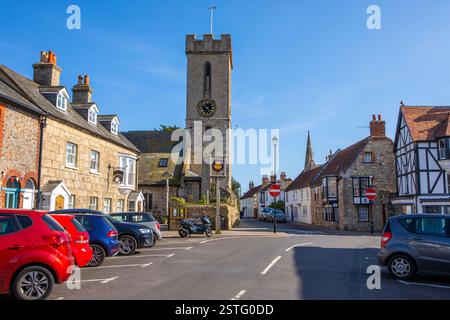 Isola di Wight, Regno Unito - 2 maggio 2023: Una scena nella città di Yarmouth sull'Isola di Wight, Regno Unito. Si può vedere la torre della chiesa di San Giacomo. Foto Stock