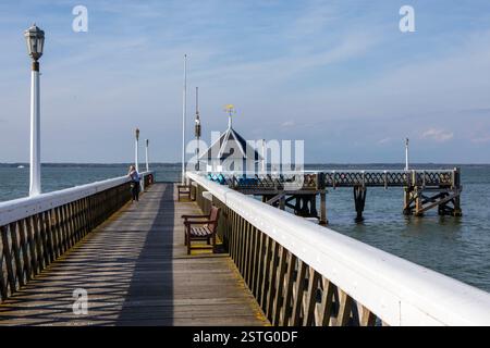 Isola di Wight, Regno Unito - 2 maggio 2023: Una vista sullo storico molo di Yarmouth, nella città di Yarmouth, sull'isola di Wight, Regno Unito. Foto Stock
