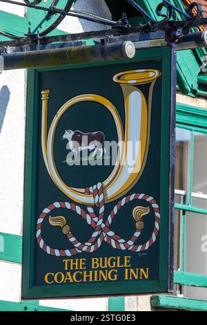 Isola di Wight, Regno Unito - 2 maggio 2023: Il tradizionale cartello da pub appeso all'esterno del Bugle Coaching Inn nella città di Yarmouth sull'Isola di Wi Foto Stock