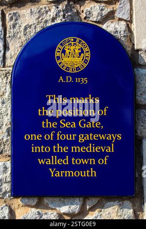Isola di Wight, Regno Unito - 2 maggio 2023: Una targa che segna la posizione della Sea Gate - una delle quattro porte d'accesso alla città medievale fortificata di Yarmouth sul Th Foto Stock