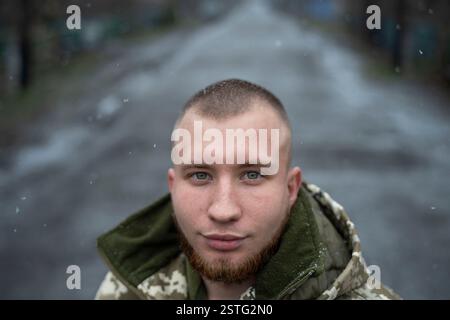 Ritratto di un soldato ucraino, parte della brigata drone visto in Ucraina. La guerra tra Ucraina e Russia ha dimostrato quanto i droni economici e sacrificabili, come il kamikaze o i modelli che lanciano bombe, stiano rimodellando la guerra. Questi droni consentono attacchi precisi e a basso costo e si sono dimostrati estremamente efficaci nell'interrompere le operazioni nemiche. Di conseguenza, stanno cambiando le strategie militari, segnalando un futuro in cui i droni svolgono un ruolo centrale nel combattimento, riducendo la dipendenza dalle armi tradizionali e costose. Foto Stock