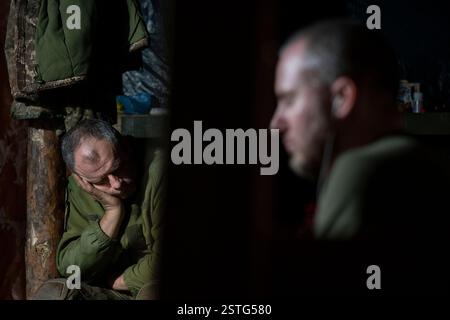Ucraina. 22 dicembre 2024. All'interno di un bunker sotterraneo, gli operatori di droni ucraini fanno una pausa durante una lunga missione di volo notturna. La guerra tra Ucraina e Russia ha dimostrato quanto i droni economici e sacrificabili, come il kamikaze o i modelli che lanciano bombe, stiano rimodellando la guerra. Questi droni consentono attacchi precisi e a basso costo e si sono dimostrati estremamente efficaci nell'interrompere le operazioni nemiche. Di conseguenza, stanno cambiando le strategie militari, segnalando un futuro in cui i droni svolgono un ruolo centrale nel combattimento, riducendo la dipendenza dalle armi tradizionali e costose. (Immagine di credito: © Miguel candela/SOPA i Foto Stock