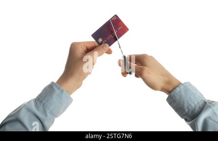 Donna che taglia la carta di credito su sfondo bianco, primo piano Foto Stock