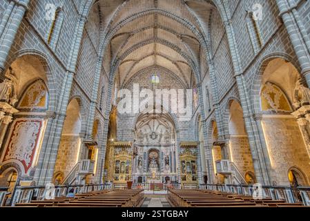Evora, Portogallo - 5 settembre 2023: L'interno dell'Igerja e Mosteiro de Sao Francisco, noto anche come la Chiesa e il Monastero di San Francisco Foto Stock