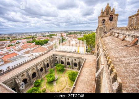 Evora, Portogallo - 5 settembre 2023: Vista aerea dello skyline della città di Evora e del chiostro di Evora dalla cima della cattedrale di Evora Foto Stock