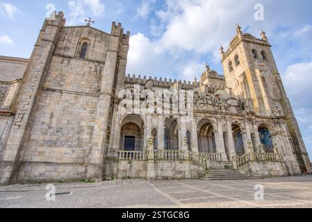 Lisbona, Portogallo - 7 settembre 2023: Esterno del XII secolo se do Porto o Cattedrale di Porto a Porto, Portogallo Foto Stock