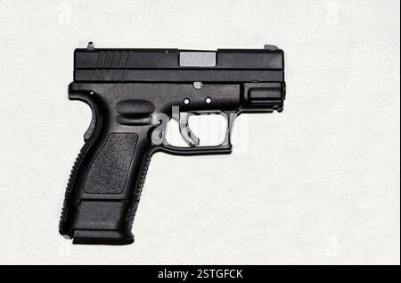 Pistola semiautomatica compatta isolata sulla vista laterale bianca. Foto Stock