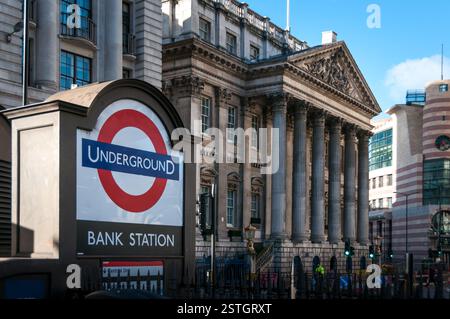 The Bank Station e Mansion House in background, Londra, Regno Unito Foto Stock