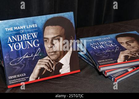 Lawrenceville, Georgia, Stati Uniti. 17 febbraio 2025. Il libro The Many Lives of Andrew Young, scritto dallo scrittore Ernie Suggs dell'Atlanta Journal-Constitution in mostra alla mostra in onore dell'eredità del leader dei diritti civili al Lawrenceville Arts Center. Foto Stock