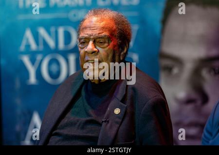 Lawrenceville, Georgia, Stati Uniti. 17 febbraio 2025. Andrew Young, ex ambasciatore alle Nazioni Unite e stretto confidente di Martin Luther King Jr., parla alle molte vite di Andrew Young, una mostra avvincente che onora l'eredità del leader dei diritti civili al Lawrenceville Arts Center. Foto Stock