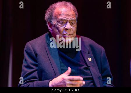 Lawrenceville, Georgia, Stati Uniti. 17 febbraio 2025. Andrew Young, ex ambasciatore alle Nazioni Unite e stretto confidente di Martin Luther King Jr., parla alle molte vite di Andrew Young, una mostra avvincente che onora l'eredità del leader dei diritti civili al Lawrenceville Arts Center. Foto Stock
