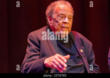 Lawrenceville, Georgia, Stati Uniti. 17 febbraio 2025. Andrew Young, ex ambasciatore alle Nazioni Unite e stretto confidente di Martin Luther King Jr., parla alle molte vite di Andrew Young, una mostra avvincente che onora l'eredità del leader dei diritti civili al Lawrenceville Arts Center. Foto Stock