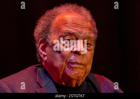 Lawrenceville, Georgia, Stati Uniti. 17 febbraio 2025. Andrew Young, ex ambasciatore alle Nazioni Unite e stretto confidente di Martin Luther King Jr., parla alle molte vite di Andrew Young, una mostra avvincente che onora l'eredità del leader dei diritti civili al Lawrenceville Arts Center. Foto Stock