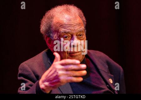 Lawrenceville, Georgia, Stati Uniti. 17 febbraio 2025. Andrew Young, ex ambasciatore alle Nazioni Unite e stretto confidente di Martin Luther King Jr., parla alle molte vite di Andrew Young, una mostra avvincente che onora l'eredità del leader dei diritti civili al Lawrenceville Arts Center. Foto Stock