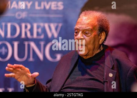 Lawrenceville, Georgia, Stati Uniti. 17 febbraio 2025. Andrew Young, ex ambasciatore alle Nazioni Unite e stretto confidente di Martin Luther King Jr., parla alle molte vite di Andrew Young, una mostra avvincente che onora l'eredità del leader dei diritti civili al Lawrenceville Arts Center. Foto Stock