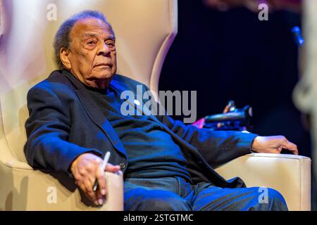 Lawrenceville, Georgia, Stati Uniti. 17 febbraio 2025. Andrew Young, ex ambasciatore alle Nazioni Unite e stretto confidente di Martin Luther King Jr., parla alle molte vite di Andrew Young, una mostra avvincente che onora l'eredità del leader dei diritti civili al Lawrenceville Arts Center. Foto Stock