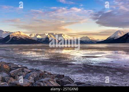 Cook Inlet in Alaska a sud di Anchorage nei mesi invernali mentre il sole serale tramonta e riflette la splendida luce sulle montagne circostanti Foto Stock