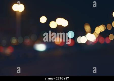 Retrò tonica sfocato street e luci auto, urban abstract notte tempo di sfondo. Foto Stock
