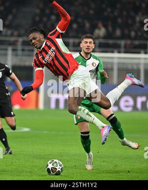 Milano, Italia. 18 febbraio 2025. Rafael Leao (davanti) dell'AC Milan si batte per il pallone durante la fase di eliminazione della UEFA Champions League partita di andata e ritorno tra l'AC Milan e il Feyenoord a Milano, Italia, 18 febbraio 2025. Crediti: Alberto Lingria/Xinhua/Alamy Live News Foto Stock