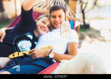 La donna incinta e il marito, appoggiato in una amaca Foto Stock