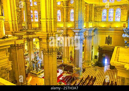 MALAGA, SPAGNA - 26 SETTEMBRE 2019: La vista sulla sala di preghiera della Cattedrale di Malaga dalla sua terrazza superiore, il 26 settembre a Malaga, Spagna Foto Stock