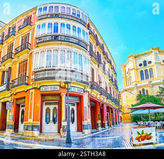 MALAGA, Spagna - 26 settembre 2019: il Mediterraneo classico edificio con facciata ad angolo, grandi balconi e cafe al piano terra in Cister str Foto Stock
