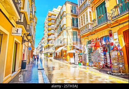 MALAGA, SPAGNA - 26 SETTEMBRE 2019: La storica Calle Cister (strada) è costeggiata da negozi, caffetterie e bancarelle di souvenir, il 26 settembre a Malaga, Spagna Foto Stock