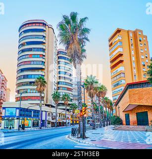 MALAGA, Spagna - 26 settembre 2019: Il moderno alto sorge con negozi e caffè su piani terra in spiaggia Malagueta quartiere, il 26 settembre in M Foto Stock