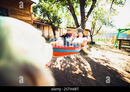 La donna incinta e il marito, appoggiato in una amaca Foto Stock