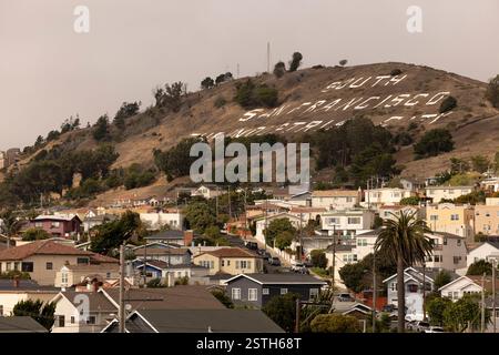 South San Francisco, California, USA - 27 ottobre 2024: Lo storico cartello collinare South San Francisco si trova sopra il paesaggio della città. Foto Stock