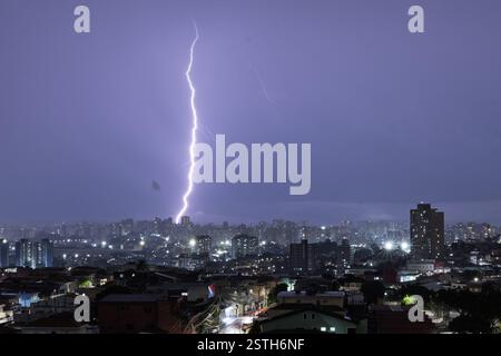 San Paolo, Brasile. 18 febbraio 2025. SP - SAO PAULO - 02/18/2025 - SAO PAULO, TEMPESTA DI FULMINI - il fulmine si vede durante le forti piogge nella zona sud della città di San Paolo, questo martedì (18). Le forti piogge colpiscono spesso la città di San Paolo anche durante una grande ondata di caldo che colpisce la città. Foto: Ettore Chiereguini/AGIF credito: AGIF/Alamy Live News Foto Stock