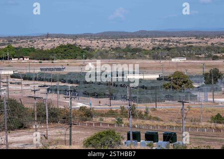 250216-N-CW190-1005 GUANTANAMO BAY, Cuba (16 febbraio 2025) alieno illegale che tiene tende alla stazione navale di Guantanamo Bay a sostegno della missione del Dipartimento della difesa e del Dipartimento della sicurezza interna per espandere il Centro operativo illegale di detenzione degli alieni durante l'operazione Southern Guard alla stazione navale di Guantanamo Bay, Cuba, 16 febbraio 2025. Sotto la direzione del presidente degli Stati Uniti al Dipartimento della sicurezza interna (DHS) e al Dipartimento della difesa, i membri del servizio militare degli Stati Uniti stanno sostenendo le operazioni di rimozione guidate dal DHS alla Naval Station Guantanamo Bay. (US Navy p Foto Stock