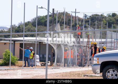 250216-N-CW190-1008 GUANTANAMO BAY, Cuba (16 febbraio 2025) gli appaltatori del Dipartimento della difesa installano una recinzione presso la stazione navale di Guantanamo Bay a sostegno della missione del Dipartimento della difesa e del Dipartimento della sicurezza interna per espandere il Centro operativo illegale di detenzione degli alieni durante l'operazione Southern Guard presso la Naval Station Guantanamo Bay, Cuba, 16 febbraio 2025. Sotto la direzione del presidente degli Stati Uniti al Dipartimento della sicurezza interna (DHS) e al Dipartimento della difesa, i membri del servizio militare degli Stati Uniti stanno sostenendo le operazioni di rimozione guidate dal DHS alla Naval Station Guanta Foto Stock