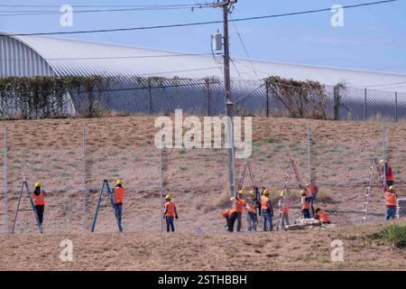 250216-N-CW190-1009 GUANTANAMO BAY, Cuba (16 febbraio 2025) gli appaltatori del Dipartimento della difesa installano una recinzione presso la stazione navale di Guantanamo Bay a sostegno della missione del Dipartimento della difesa e del Dipartimento della sicurezza interna per espandere il Centro operativo illegale di detenzione degli alieni durante l'operazione Southern Guard presso la Naval Station Guantanamo Bay, Cuba, 16 febbraio 2025. Sotto la direzione del presidente degli Stati Uniti al Dipartimento della sicurezza interna (DHS) e al Dipartimento della difesa, i membri del servizio militare degli Stati Uniti stanno sostenendo le operazioni di rimozione guidate dal DHS alla Naval Station Guanta Foto Stock