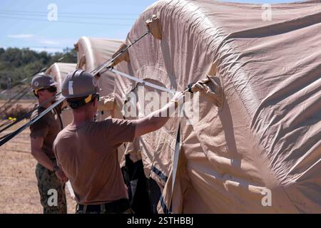 250216-N-CW190-1018 GUANTANAMO BAY, Cuba (16 febbraio 2025) i marinai della Marina degli Stati Uniti istituirono una tenda presso la Naval Station Guantanamo Bay a sostegno della missione del Dipartimento della difesa e del Dipartimento della sicurezza interna per espandere il Centro operativo illegale di detenzione degli alieni durante l'operazione Southern Guard presso la Naval Station Guantanamo Bay, Cuba, 16 febbraio 2025. Sotto la direzione del presidente degli Stati Uniti al Dipartimento della sicurezza interna (DHS) e al Dipartimento della difesa, i membri del servizio militare degli Stati Uniti stanno sostenendo le operazioni di rimozione guidate dal DHS alla Naval Station Guantanamo Bay. (N. Foto Stock