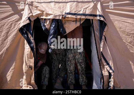 250216-N-CW190-1020 GUANTANAMO BAY, Cuba (16 febbraio 2025) i marinai della Marina degli Stati Uniti istituirono una tenda presso la Naval Station Guantanamo Bay a sostegno della missione del Dipartimento della difesa e del Dipartimento della sicurezza interna per espandere il Centro operativo illegale di detenzione degli alieni durante l'operazione Southern Guard presso la Naval Station Guantanamo Bay, Cuba, 16 febbraio 2025. Sotto la direzione del presidente degli Stati Uniti al Dipartimento della sicurezza interna (DHS) e al Dipartimento della difesa, i membri del servizio militare degli Stati Uniti stanno sostenendo le operazioni di rimozione guidate dal DHS alla Naval Station Guantanamo Bay. (N. Foto Stock