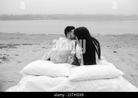 Coppia felice rilassante insieme sul materasso Foto Stock